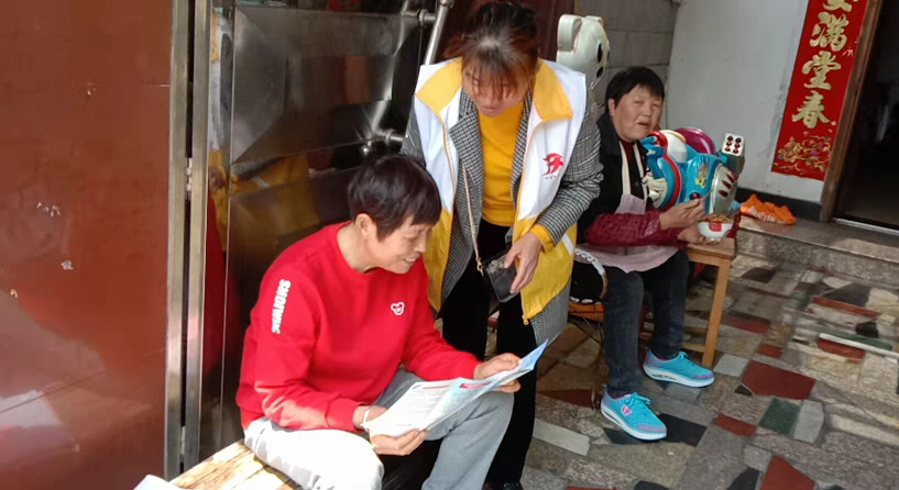水心亭社区：入户开展反邪教宣传活动