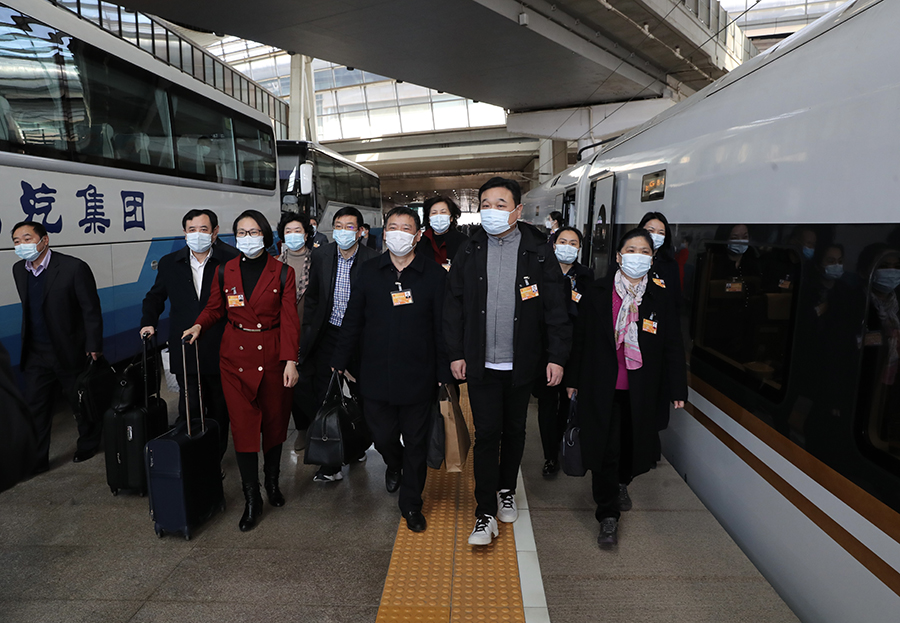 在皖全国人大代表抵京
