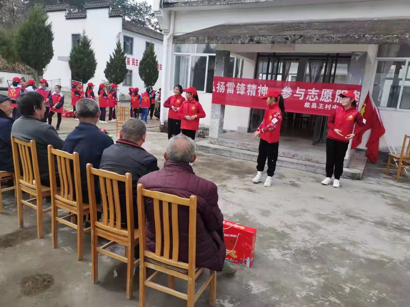 以党建引领团建队建  以活动促进团队提升