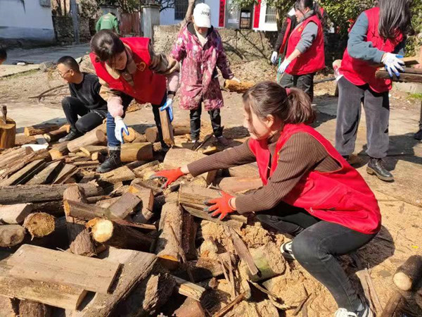 黟县美溪乡：巾帼志愿者撑起环境整治“半边天”