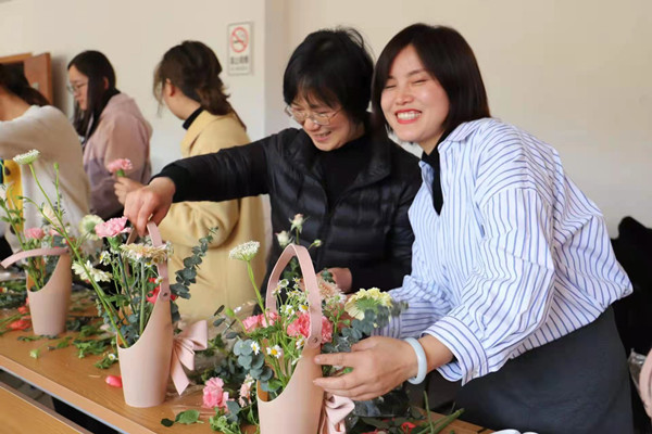 太平湖镇举办“庆三八”主题花艺活动