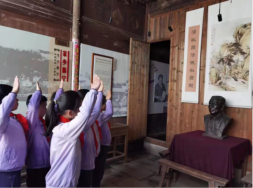 休宁县商山中心小学：赓续好传统  清明祭英烈