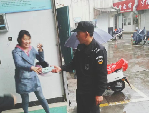 市容队员拾金不昧 传递昱城文明新风