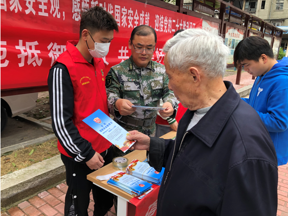 昱东街道荷花池社区开展“全民国家安全教育日”  宣传活动