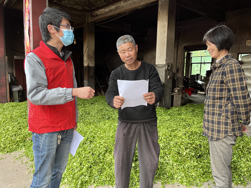 歙县霞坑镇开展预防野生蘑菇中毒知识宣传进茶区活动