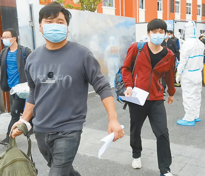 康复者，出舱回家（抓细抓实各项防疫工作）