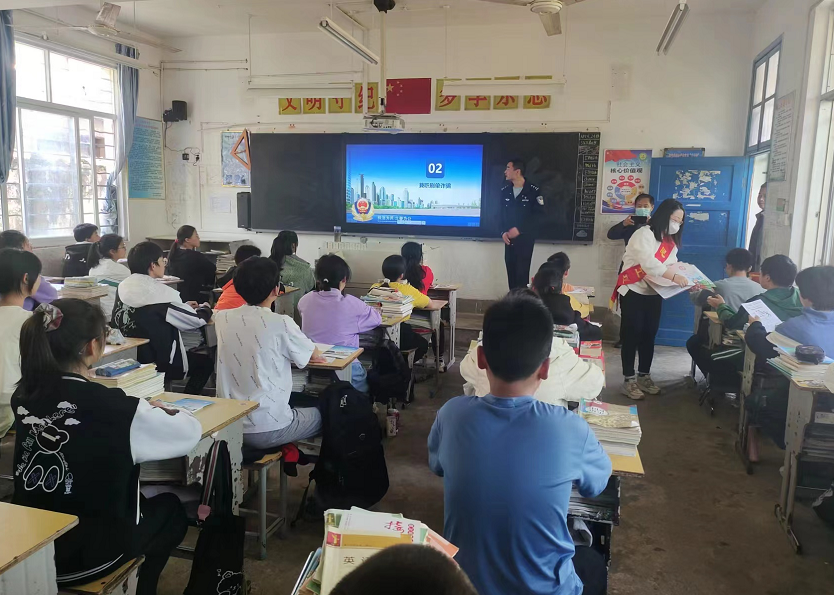 休宁县东临溪镇：护航伴成长  送法进校园