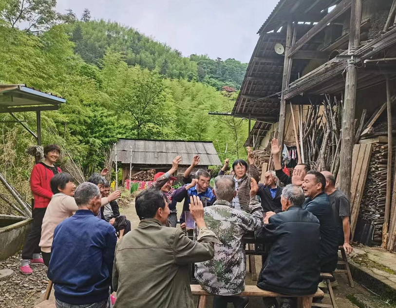 休宁县源芳乡：“板凳会”畅所欲言来破题