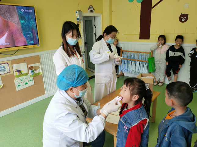 歙县霞坑镇开展幼儿牙齿涂氟防龋齿活动
