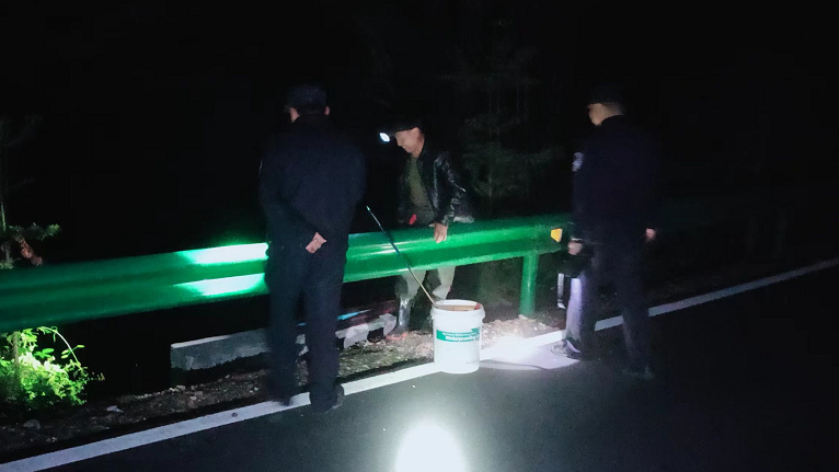 黟县美溪乡：首张“垂钓罚单”