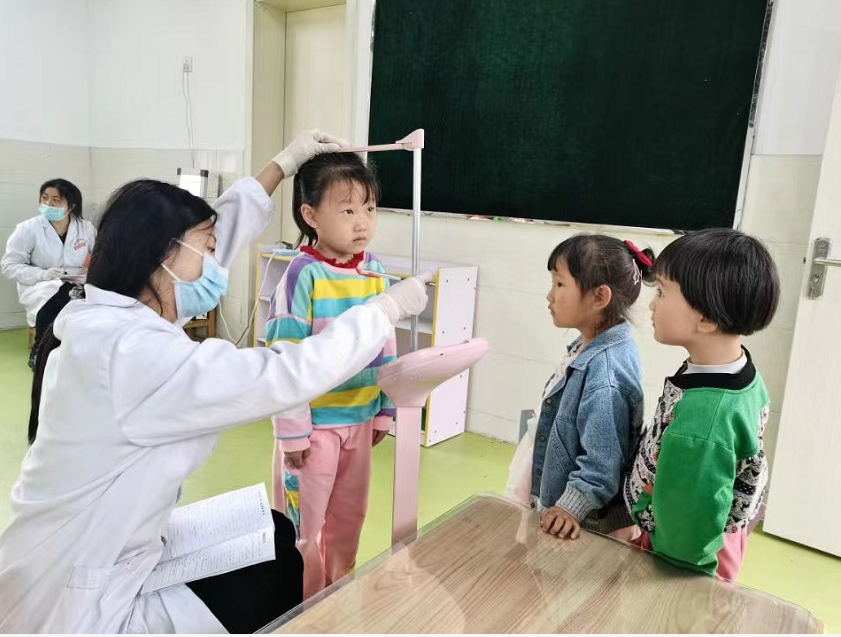 歙县霞坑镇：关爱儿童健康 体检进校园