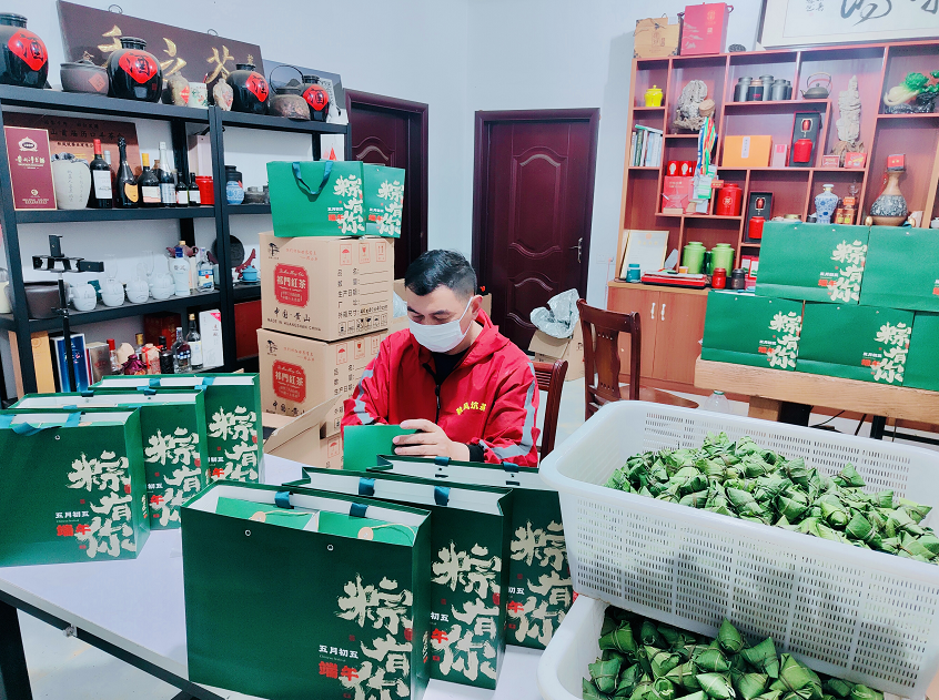 祁门县：古溪“粽茶”俏销端午礼品市场
