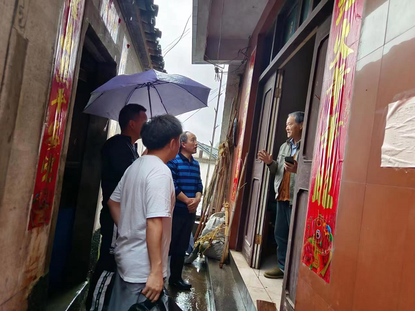 歙县杞梓里镇:闻“汛”而动，有序做好地灾点群众转移安置工作