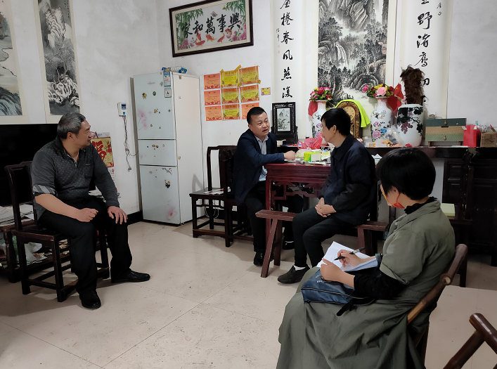 歙县霞坑镇：“驻村夜访”探民情，用心尽责解民题