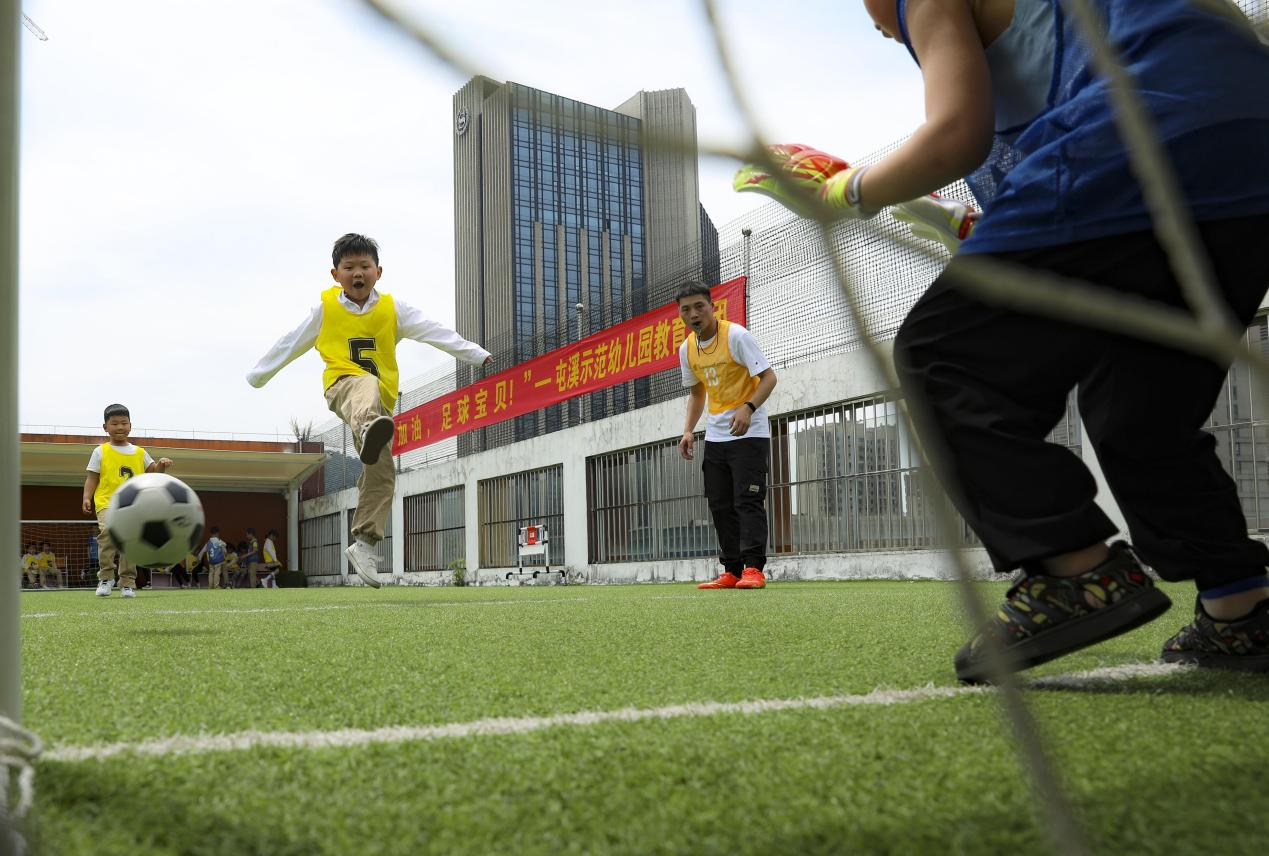 屯溪示范幼儿园：快乐足球 放飞梦想