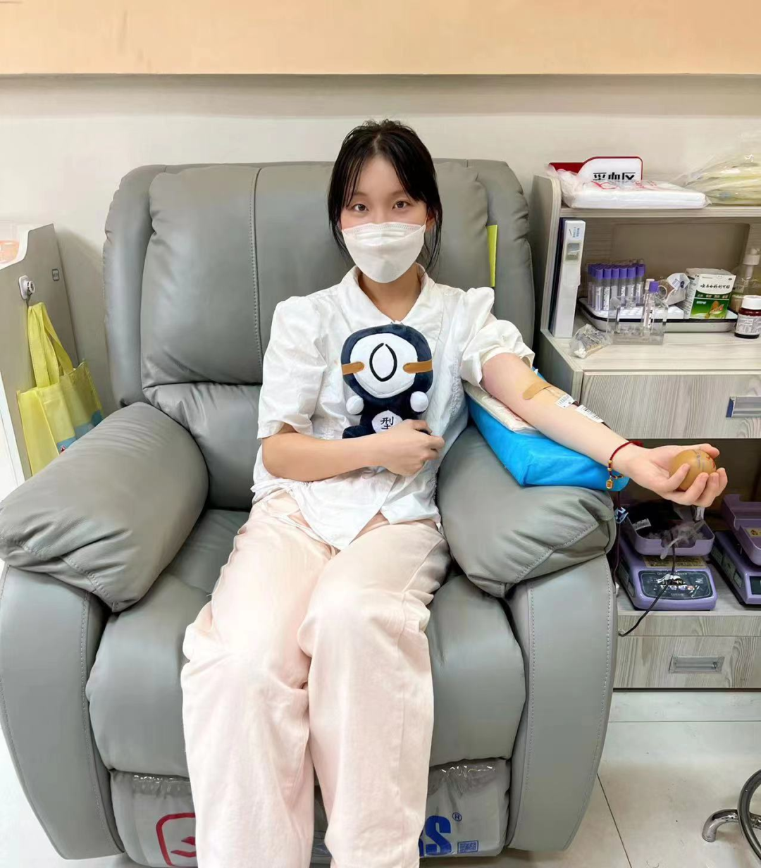 爱心满满！这个女孩高考一结束就去献血