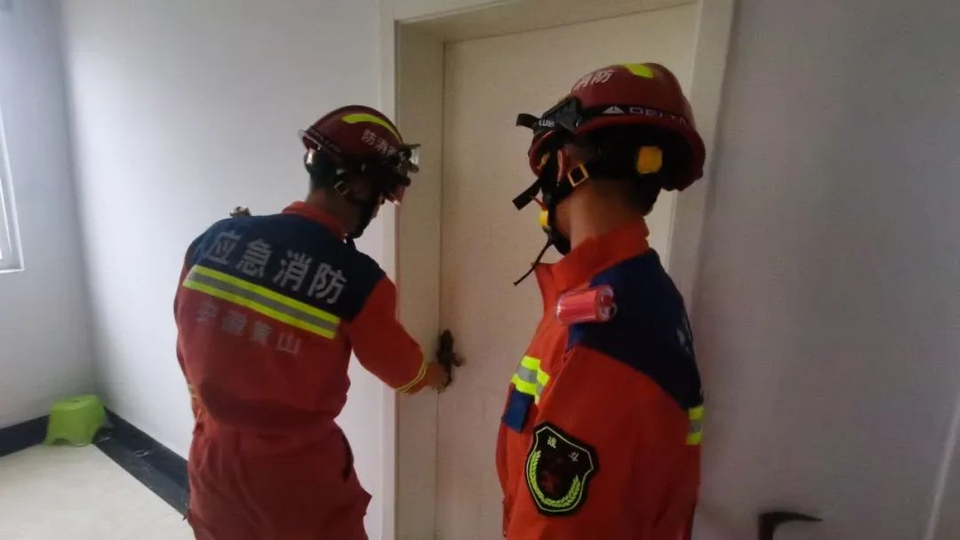 门锁失灵中考考生被困！消防闻讯及时救援