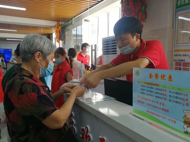 【暖民心 见行动·一把手访谈】王震新：守护“舌尖上的幸福晚年”