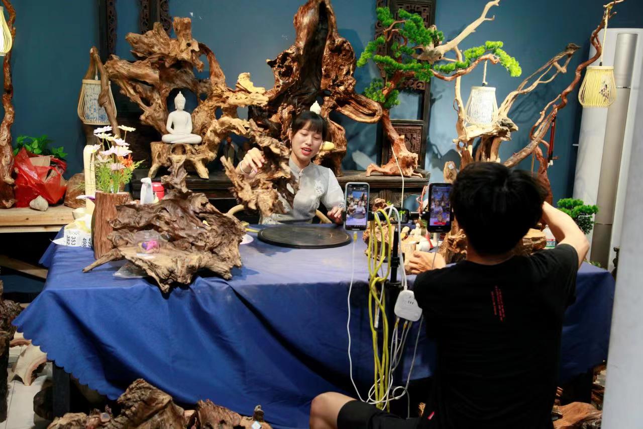 祁门县闪里镇：直播微创意让根艺产业插上腾飞翅膀