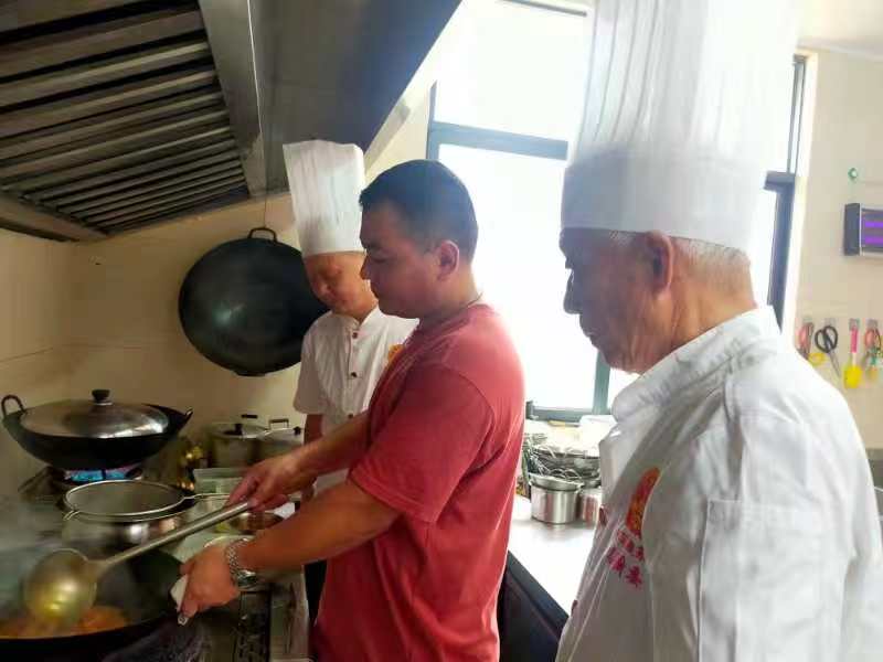 休宁县月潭湖镇：“传承徽菜文化、培训烹饪技术”活动进乡村