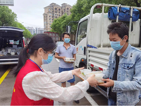 休宁经开区：真心为民暖人心 真诚致谢送锦旗