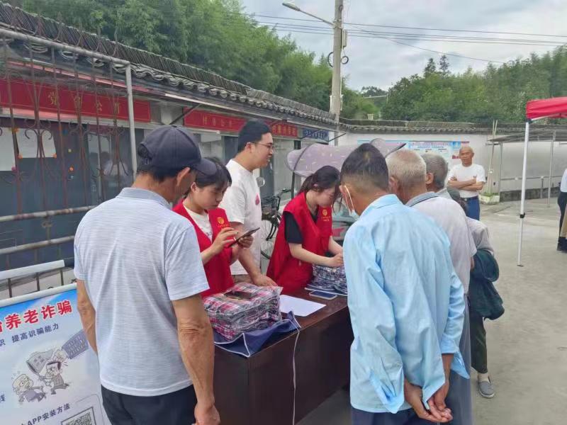 黟县西递镇：反诈宣传不停 守护安全一“夏”