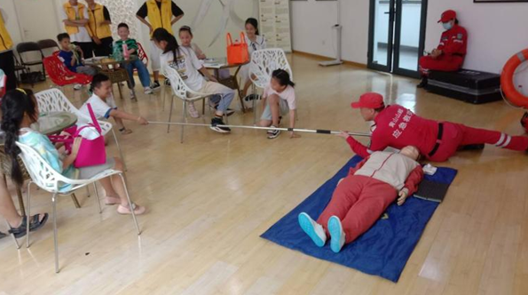 屯溪区上新社区：  “七彩假期  情暖童心”系列活动之防溺水知识讲座