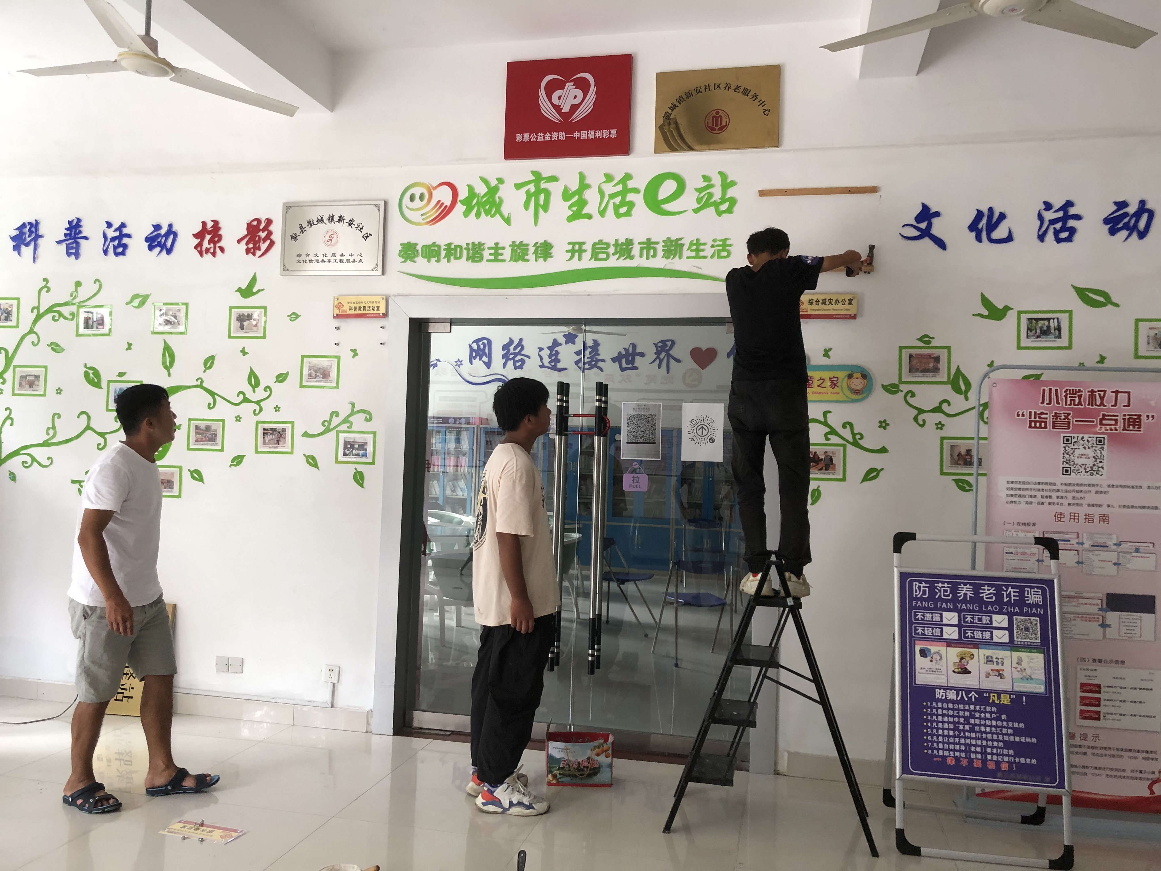 歙县徽城镇：以“减牌子”推动“减负担”