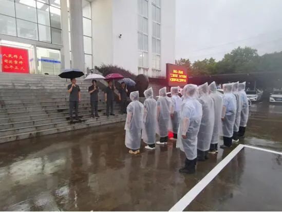 風(fēng)雨不阻執(zhí)行路 雷霆之刃護誠信 黟縣法院“江淮風(fēng)暴”再掀高潮