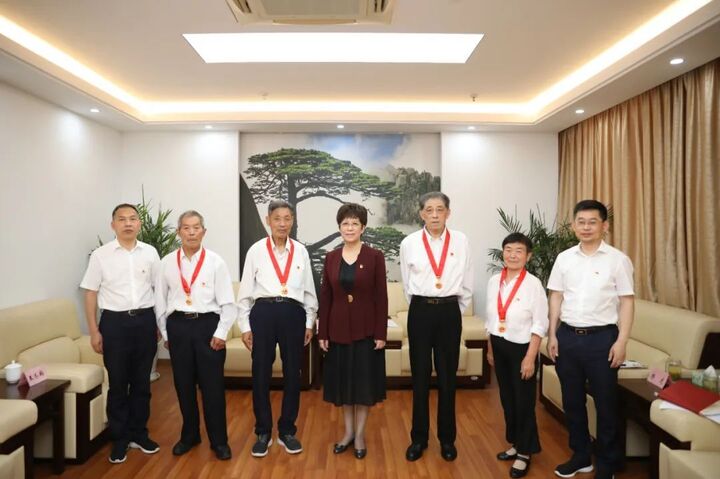 光榮在黨50年！市委書記凌云為老黨員代表頒發(fā)紀(jì)念章