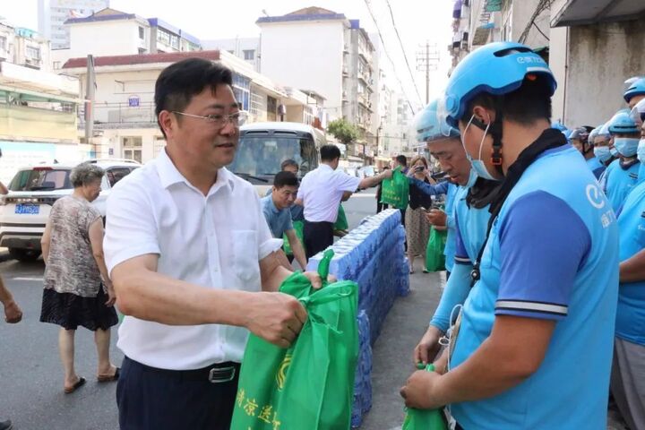 屯溪区四套班子领导开展夏季“送清凉”慰问活动