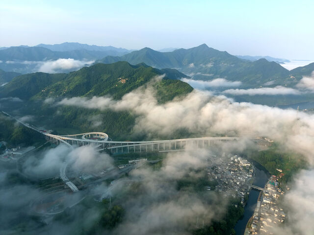  歙县：武阳高速“巨龙”雾中游