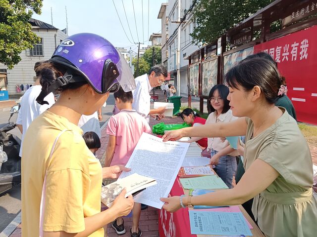 屯溪区荷花池社区：民生书香进社区 以心谱徽情