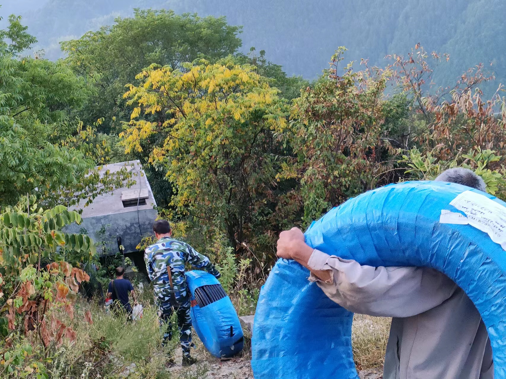 歙县霞坑镇：抗旱保供水，我们在行动