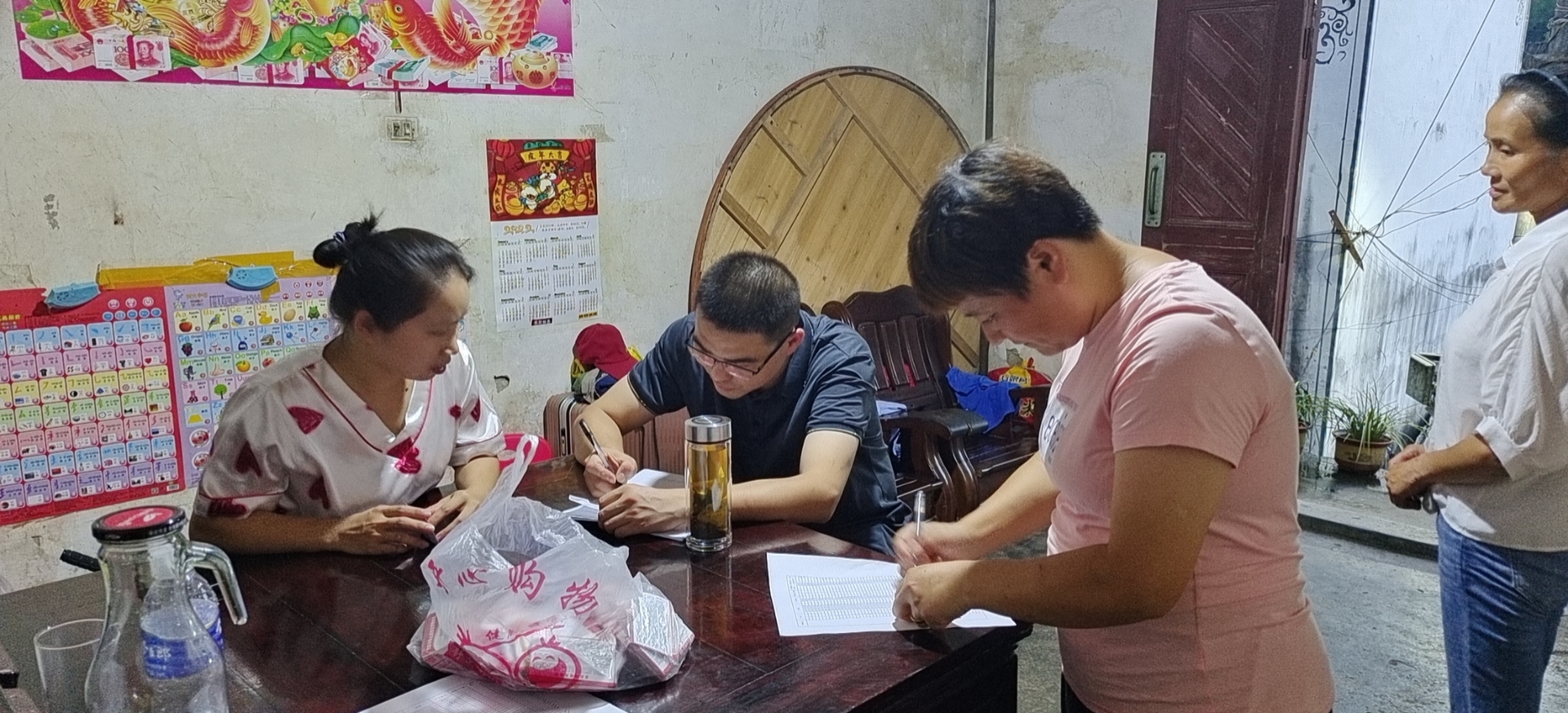 休宁县龙田乡：  深入网格听民意 为民服务零距离