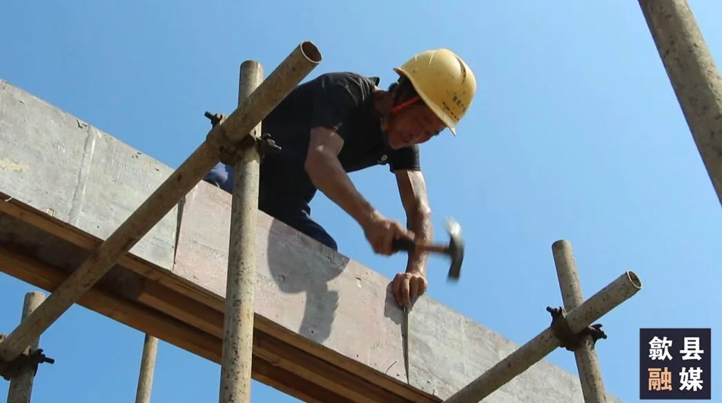 【高温下的劳动者】建筑工人：奋战工地保进度