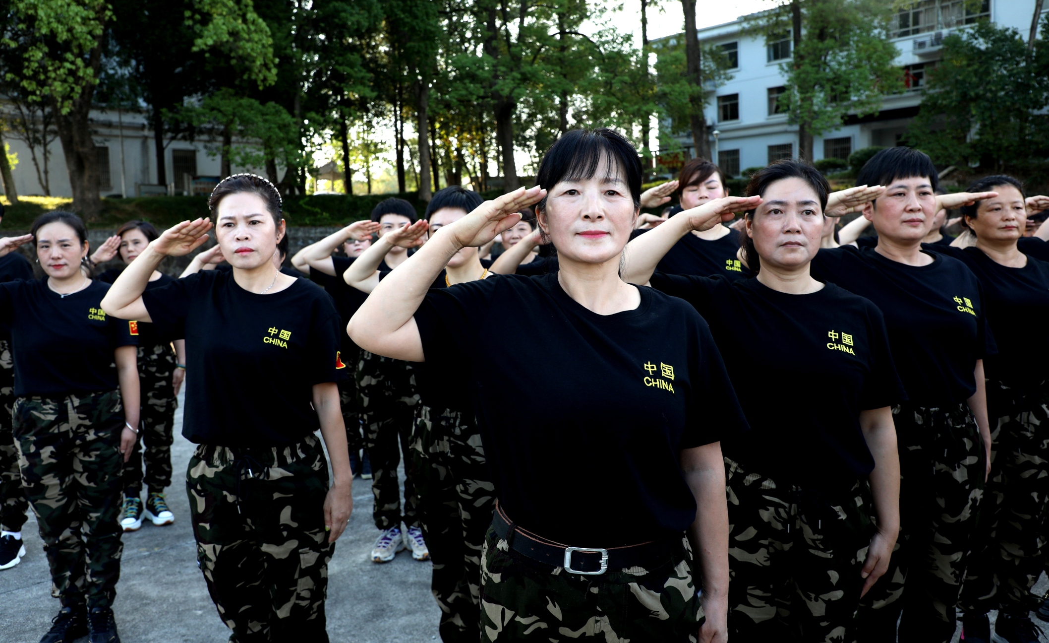 歙县：“女兵”英姿好飒爽