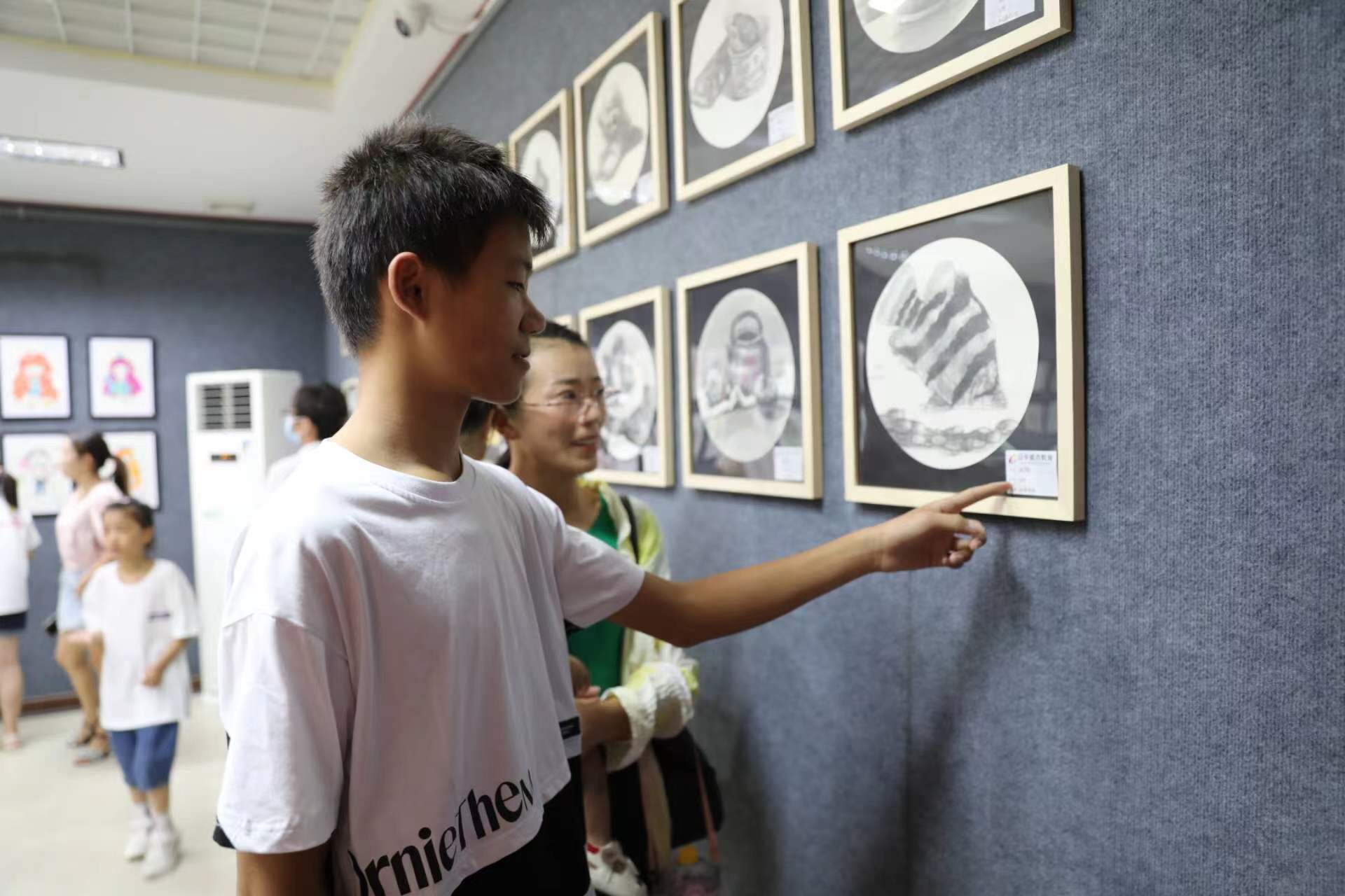  祁门：童心书画展风采