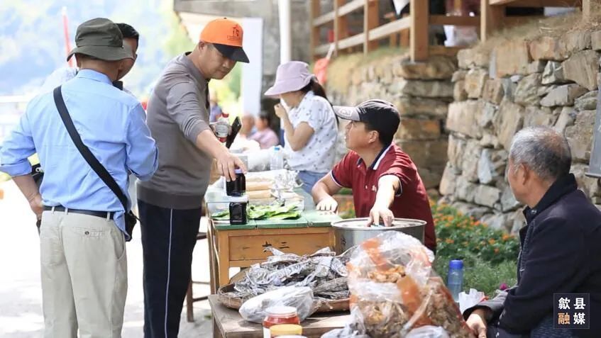 歙县：九砂古村庆丰收 退捕渔民乐呵呵
