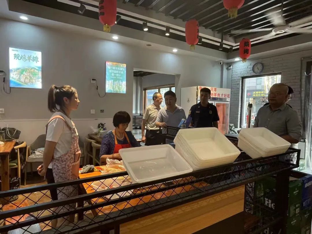 屯溪区开展餐饮行业燃气报警装置专项执法检查行动