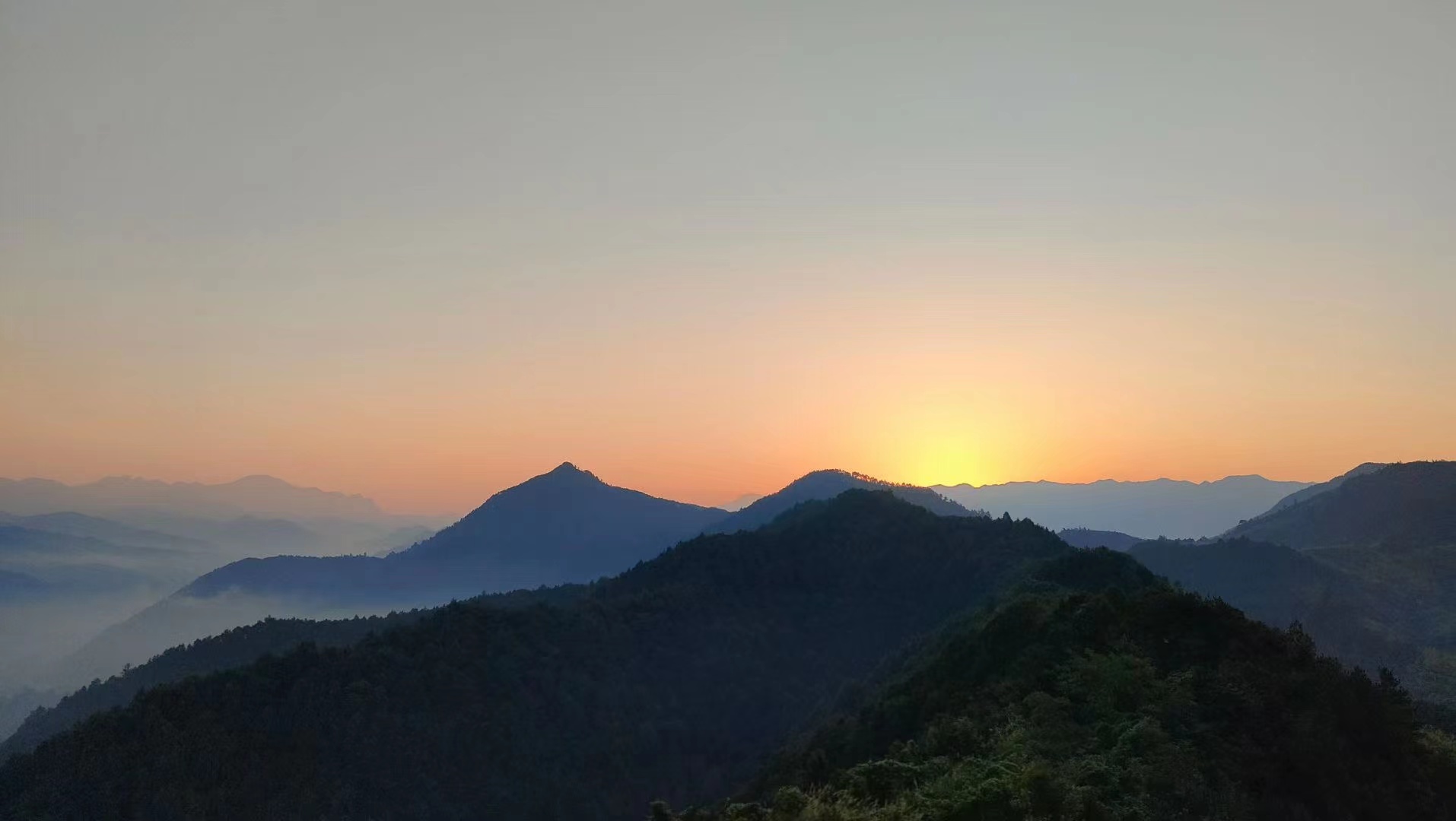 歙县霞坑镇：雾隐青山风云动 重峦依稀如梦醉