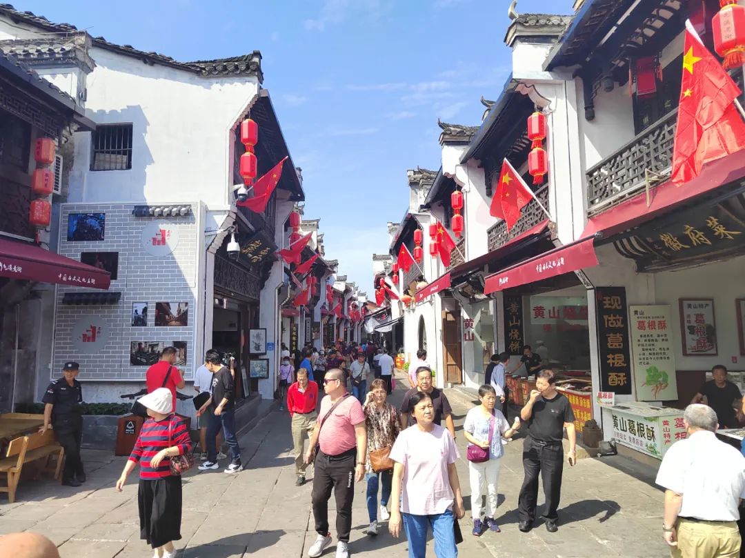 挂国旗 迎国庆 屯溪老街满街尽显“中国红”
