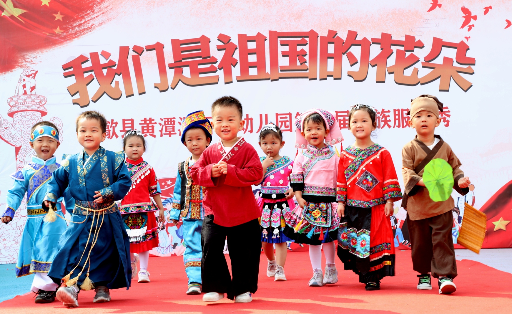 歙县：民族服装秀萌娃