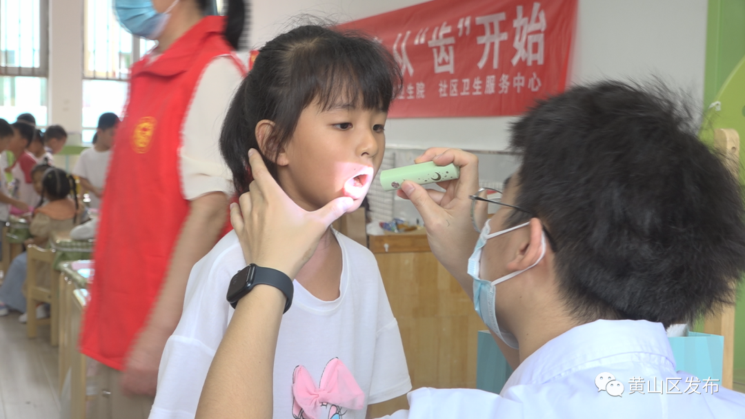 【暖民心 见行动】关注口腔健康 义诊进校园