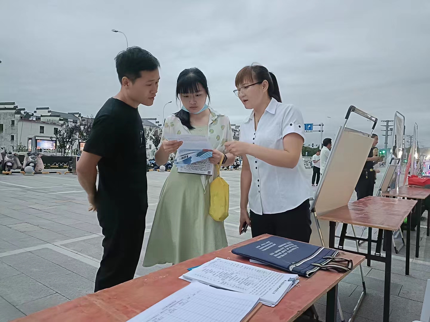 歙县经开区：出新招！“人才夜市”助力企业精准招工