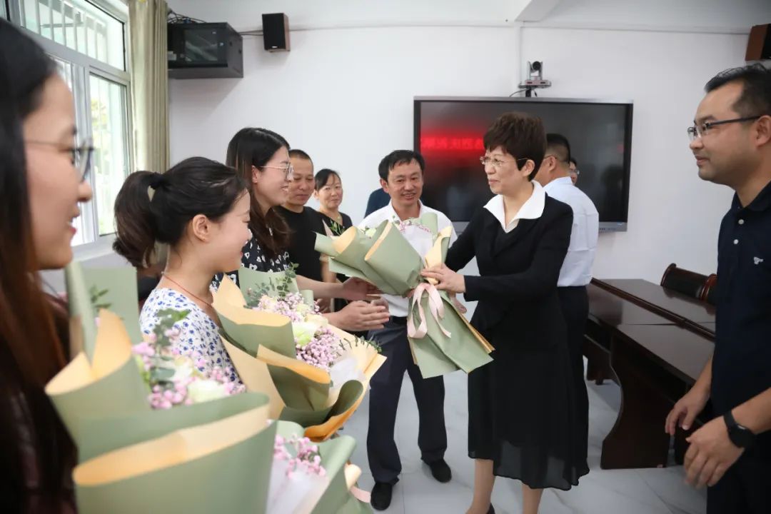 致以节日问候！市委书记凌云看望慰问一线教师