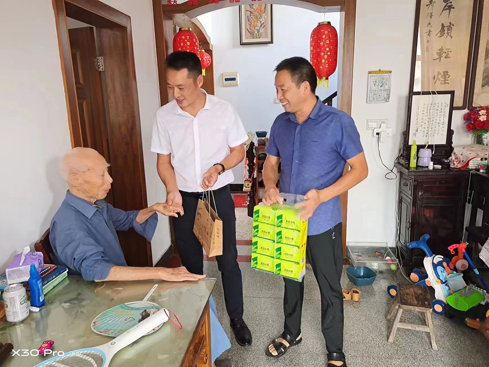 【网络中国节·中秋】歙县徽城镇古关村开展  “党建引领，暖心中秋”走访慰问活动