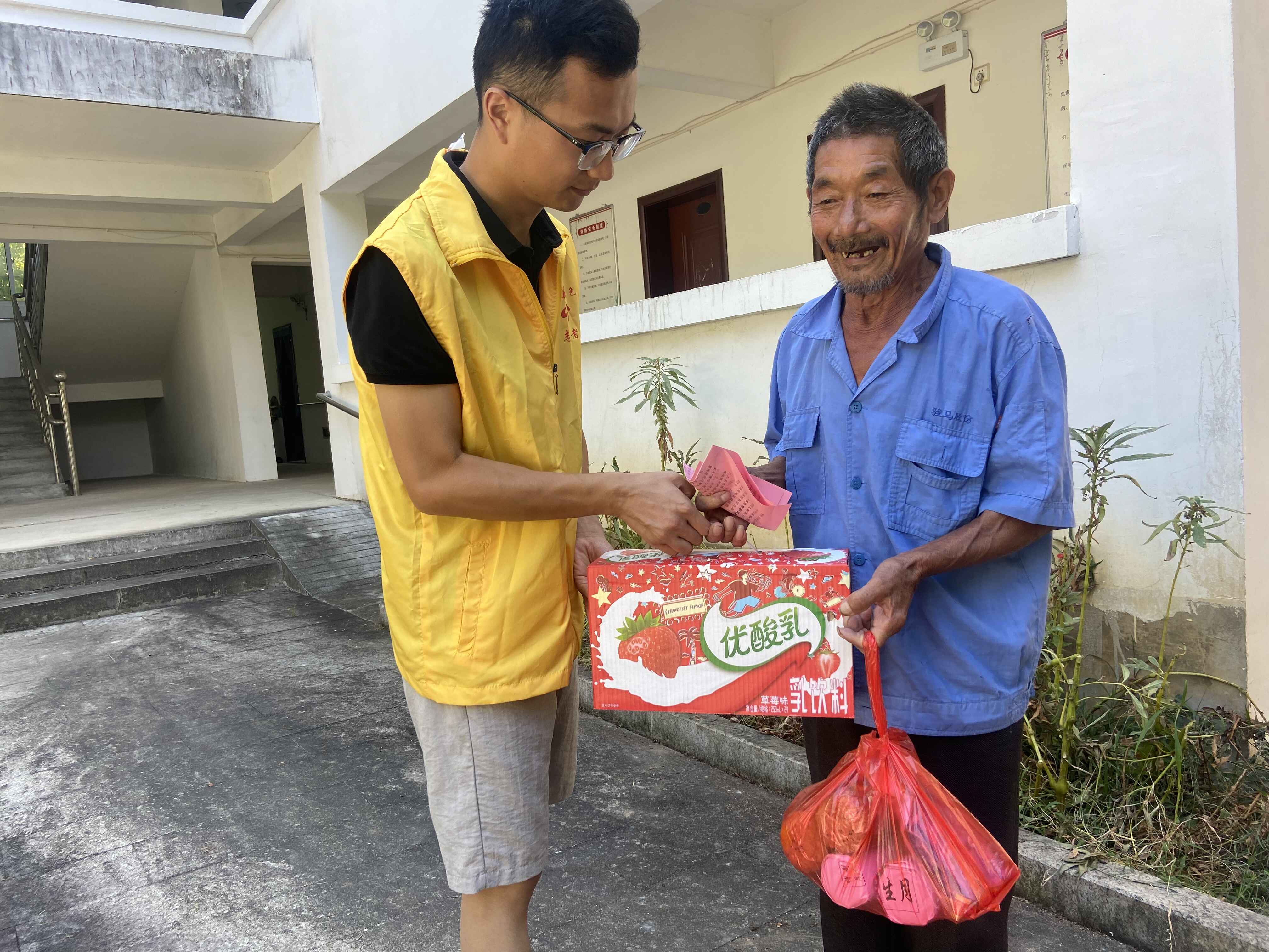 【网络中国节·中秋】黟县美溪乡：中秋暖人心 关爱老人行