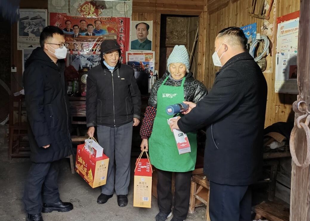 休宁县源芳乡：暖心服务小分队让这个冬天“很温暖”
