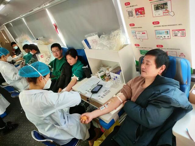歙县三阳镇：节后上班第一天 党员干部踊跃献血
